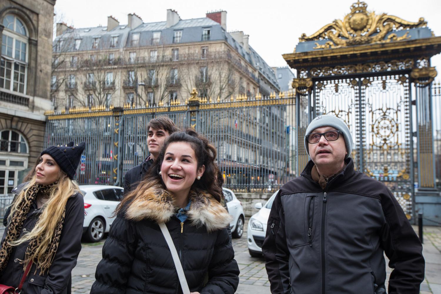 <a href='http://7wu.863024.com'>博彩网址大全</a> French Professor Pascal Rollet leads students on a study tour in Paris.